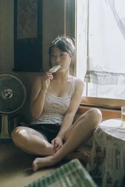 Девушка на летнем послеобеденном солнце в японском негативе