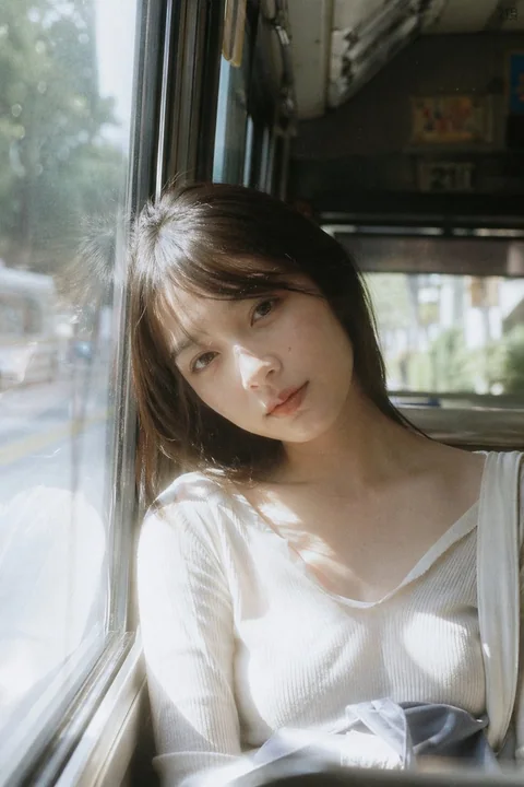 Японская девушка с негативным изображением у окна автобуса