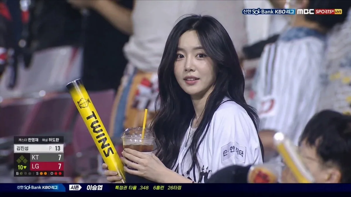 Baseball stands Korean beauty real live broadcast camera footage