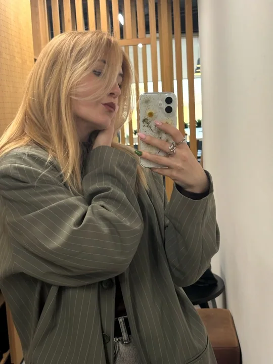 Fashion illustration of a blonde beauty in an oversized blazer