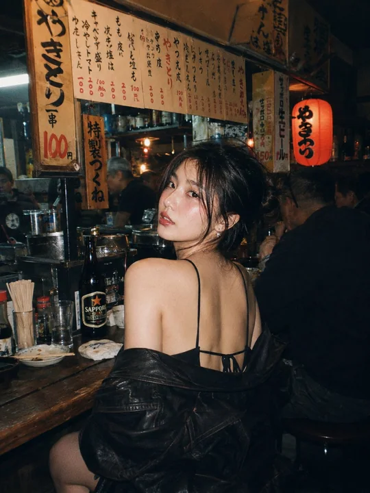 居酒屋里身穿红衣的东亚美女,电影感氛围写真