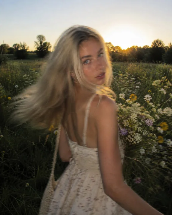 ゴールデンアワーの野花の草地、超写実的なポートレート