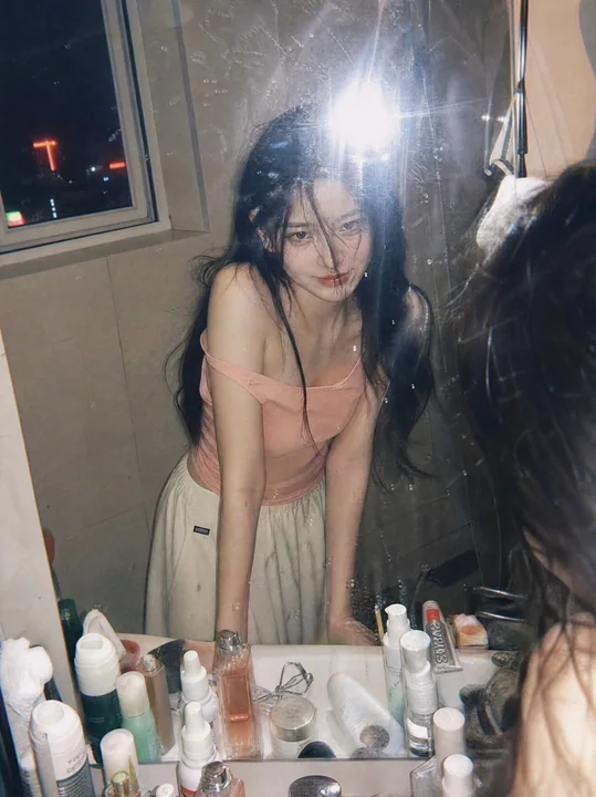 浴室の鏡の前で、レトロなフィルム感のある少女の雰囲気ポートレート