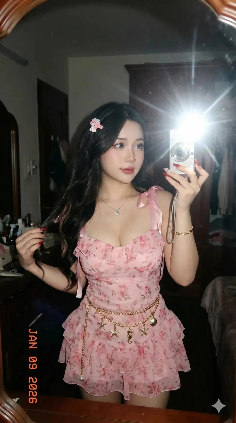 Y2K فتاة ناعمة بسروال وردي في المرآة