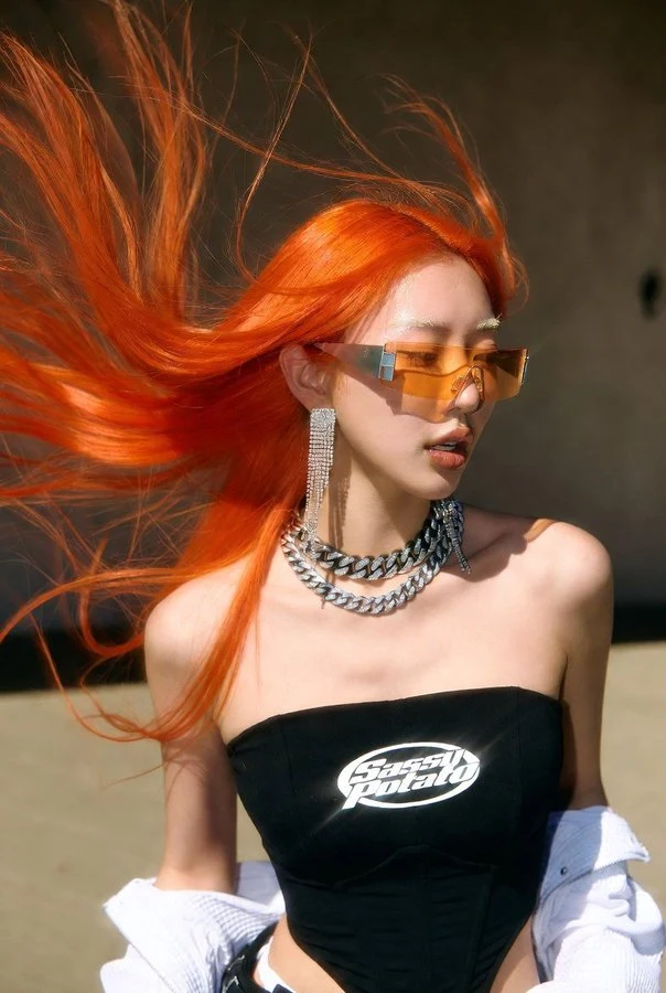 霓虹橙发冷艳女