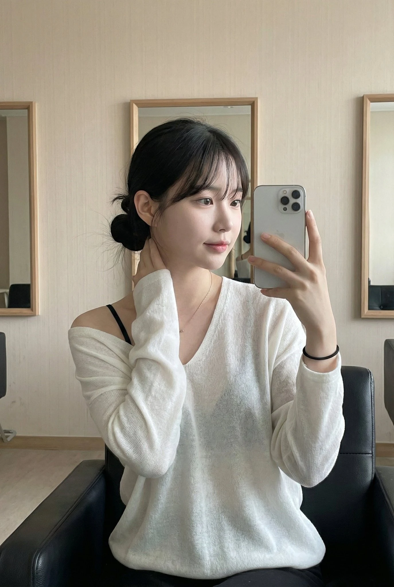 慵懒黑椅纯白诱惑