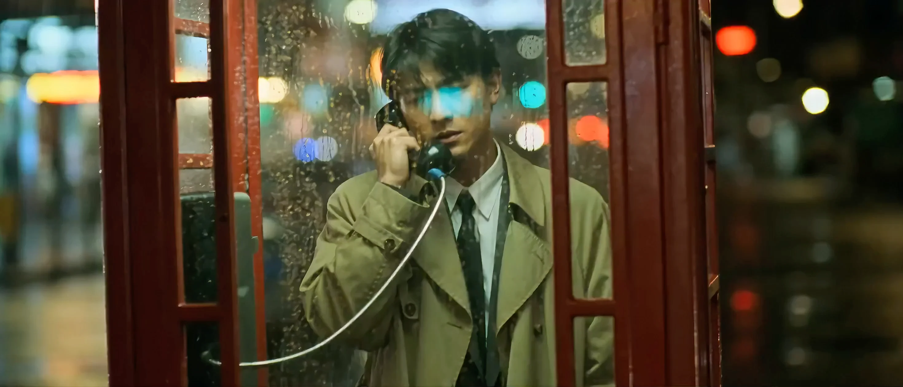 雨夜电话亭的孤独守望
