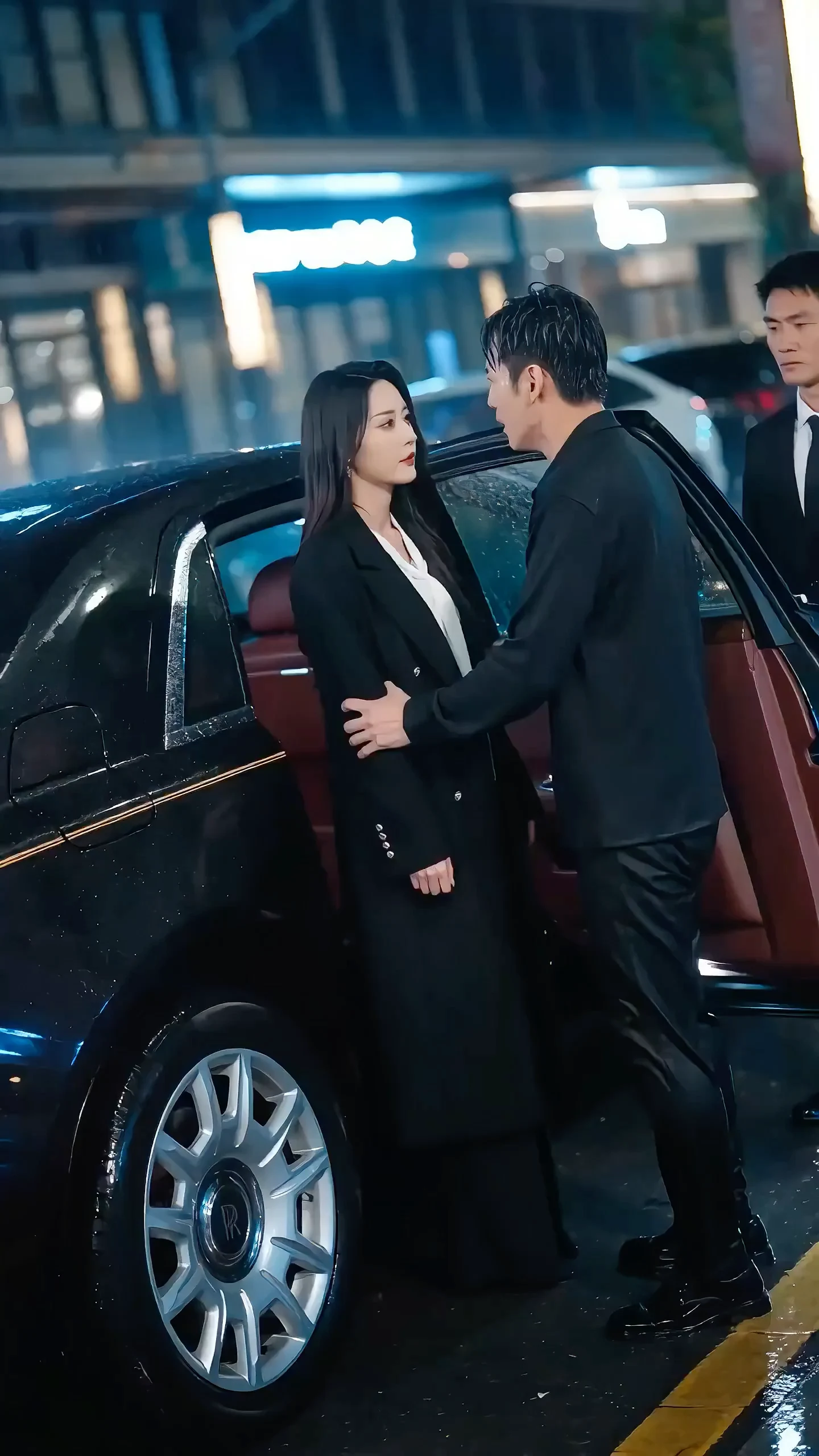 暴雨夜男主跪地痛哭挽留燕子