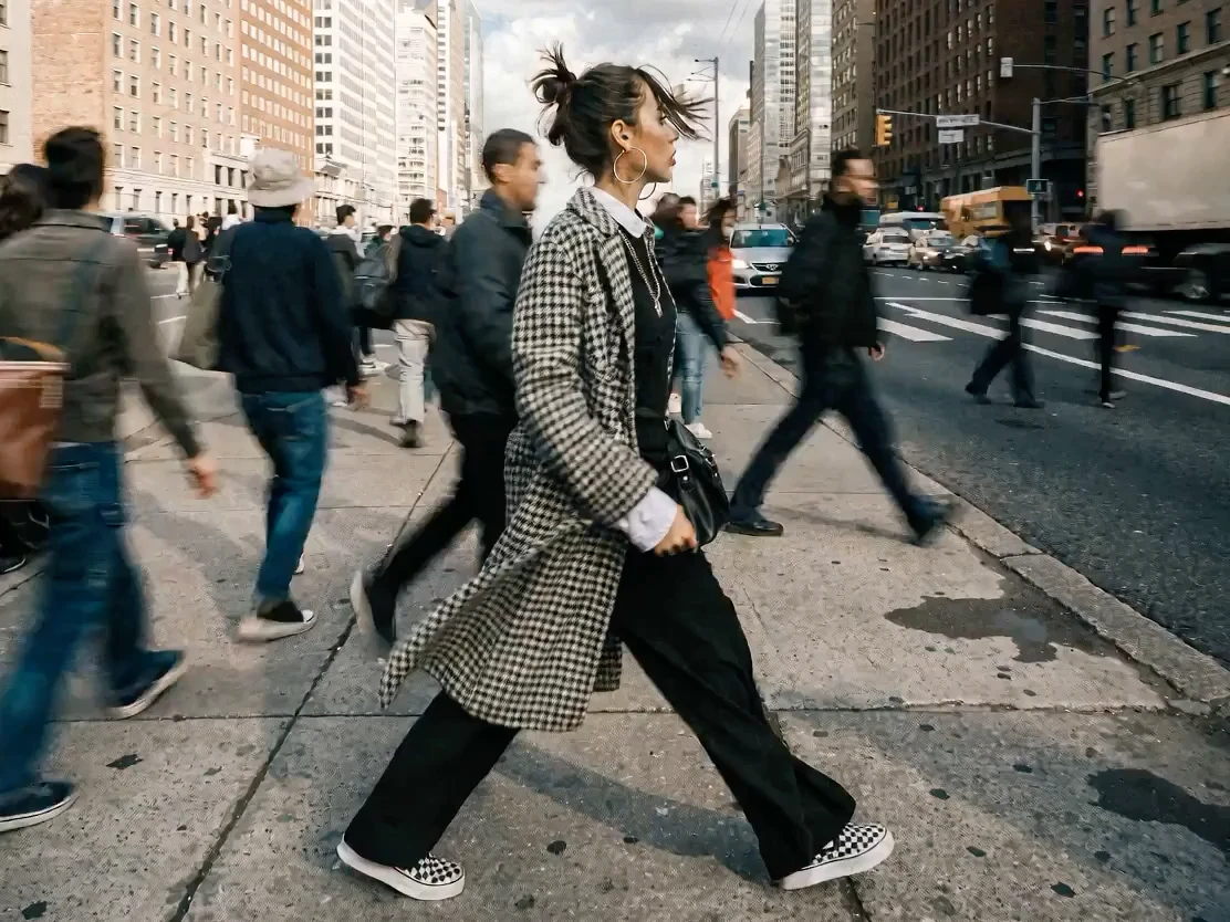 Le contraste saisissant entre une statue immobile et le vol du temps.