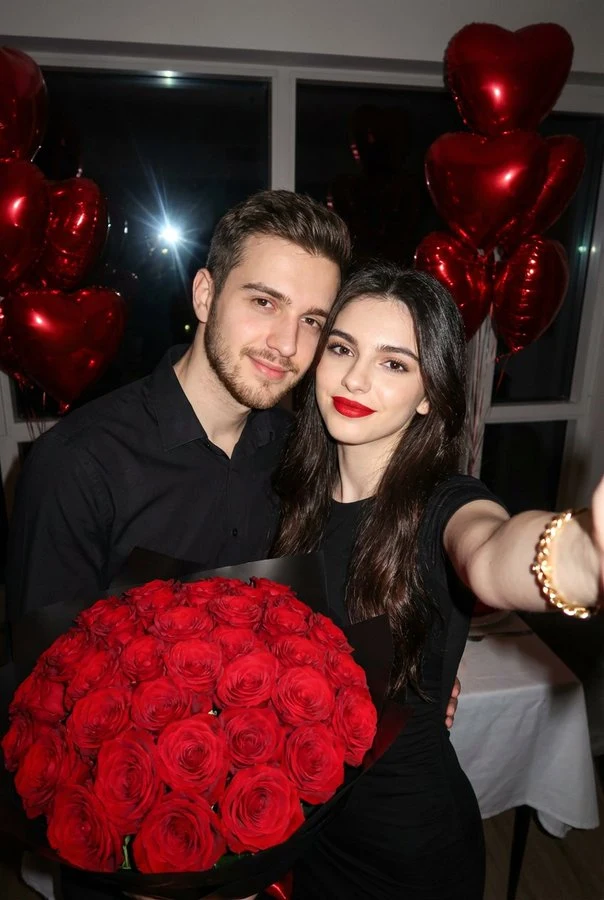 夜色中手持红玫瑰的甜蜜情侣自拍