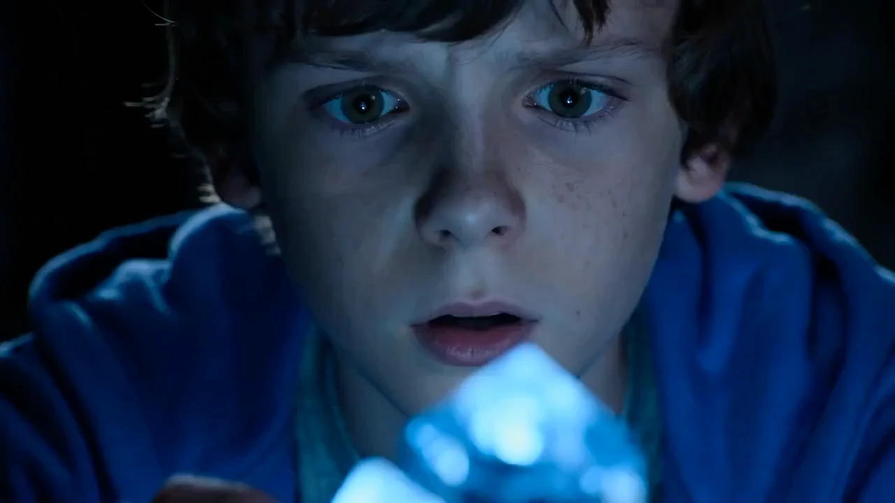 الشاب في الكهف المظلم يلمس البلور، ويستيقظ البطل