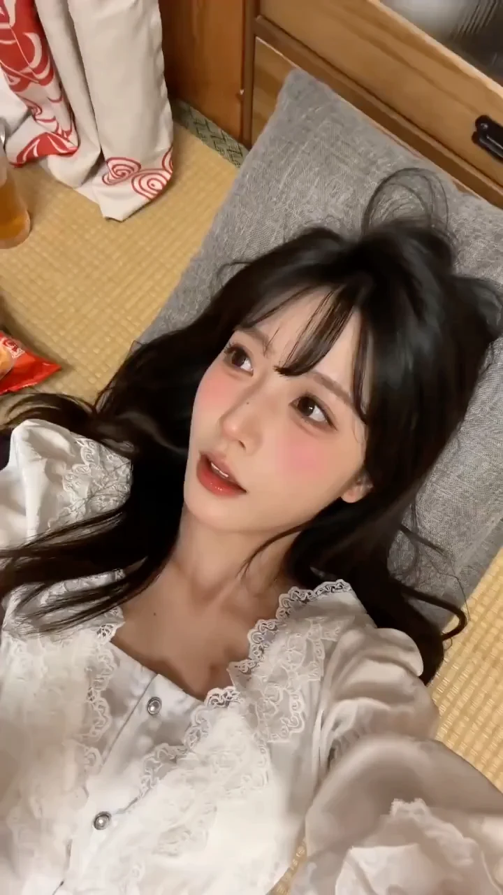 Selfie privé d'un Coser légèrement ivre sur un tapis de tatami