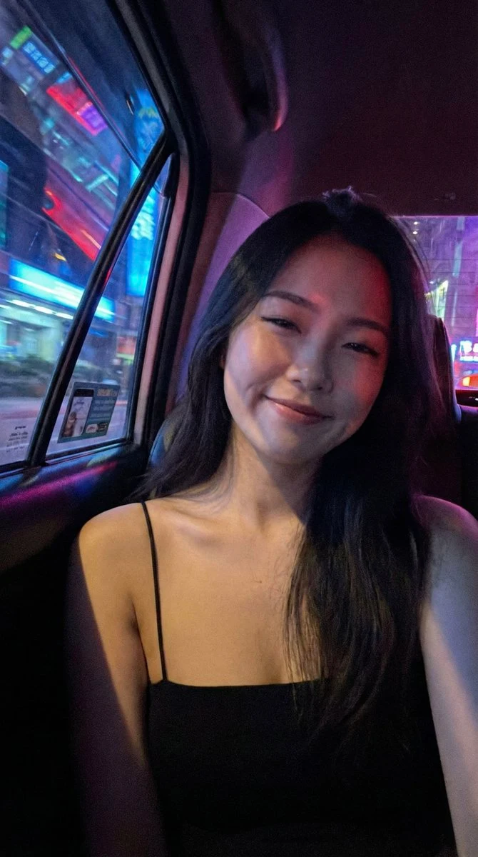 霓虹夜色下的出租车后座少女自拍