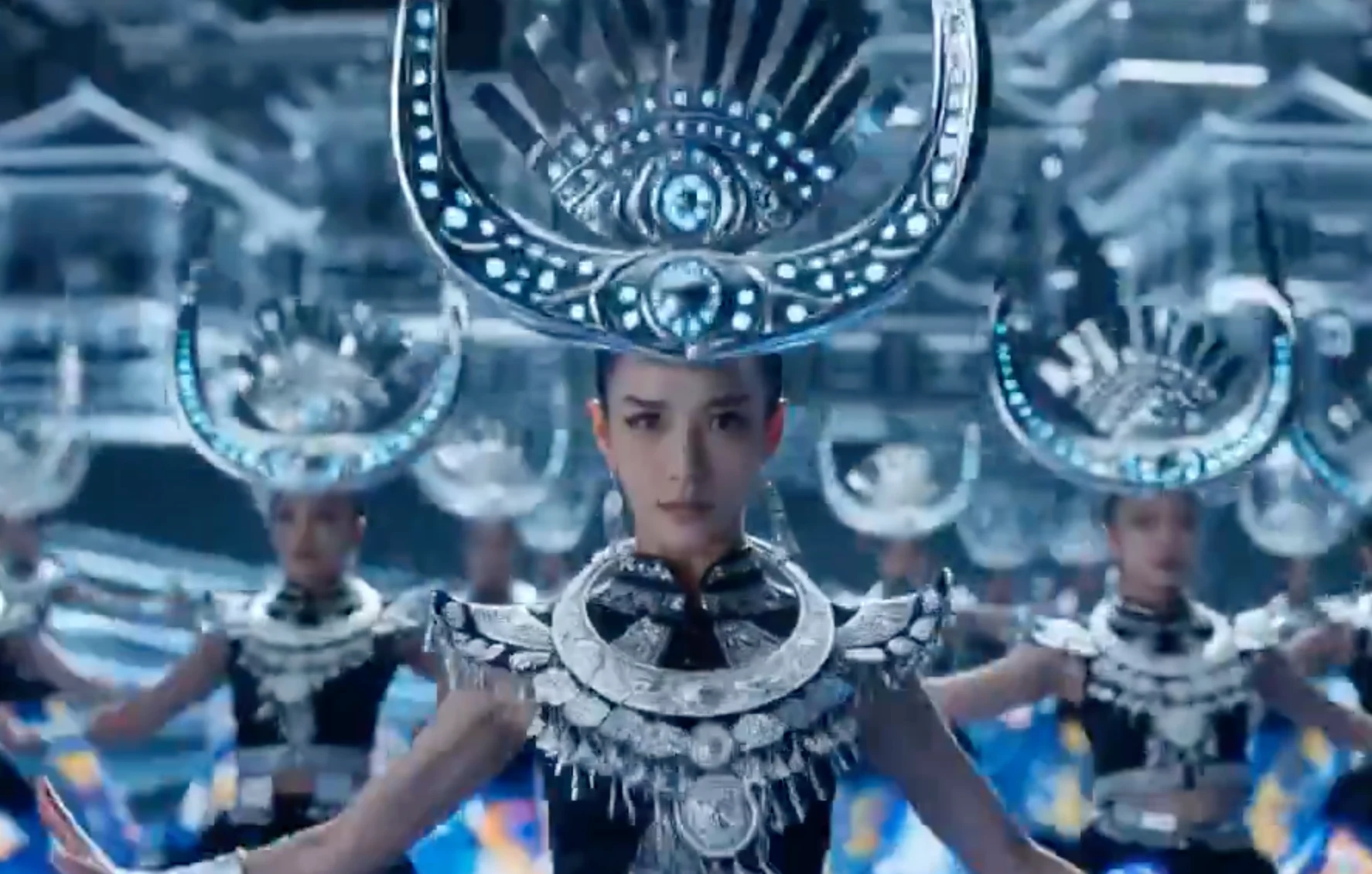 Le rêve néon de la couronne en chrome liquide argenté cyber-Miao