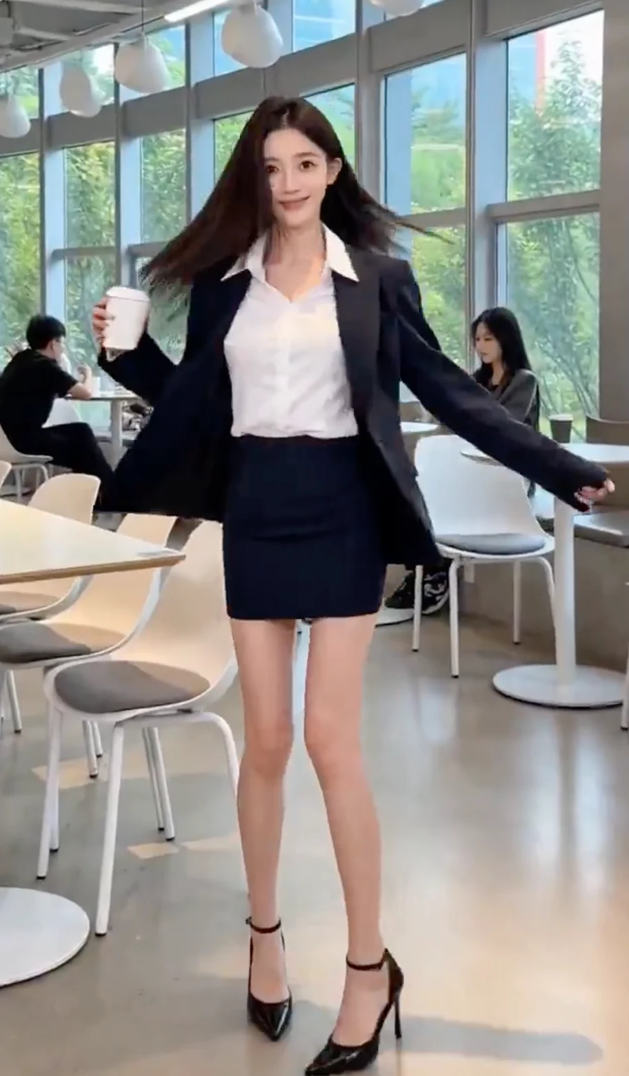 Transformation ultra-rapide : Des images de mode spectaculaires traversant le temps et l'espace