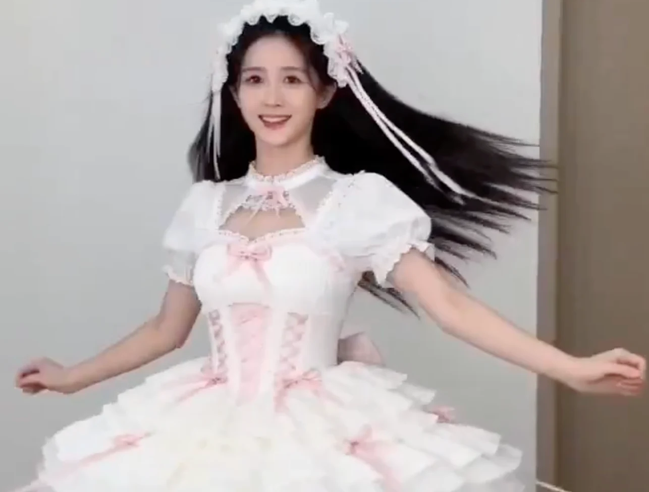 Dix transformations en dix secondes : défilé de changement de tenue de jeune fille pleine de vie