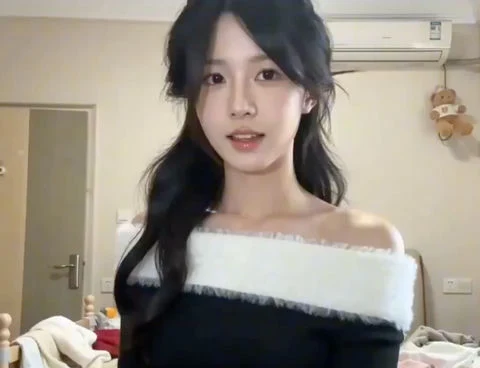 乱れた部屋の中の純欲のうれい美少女