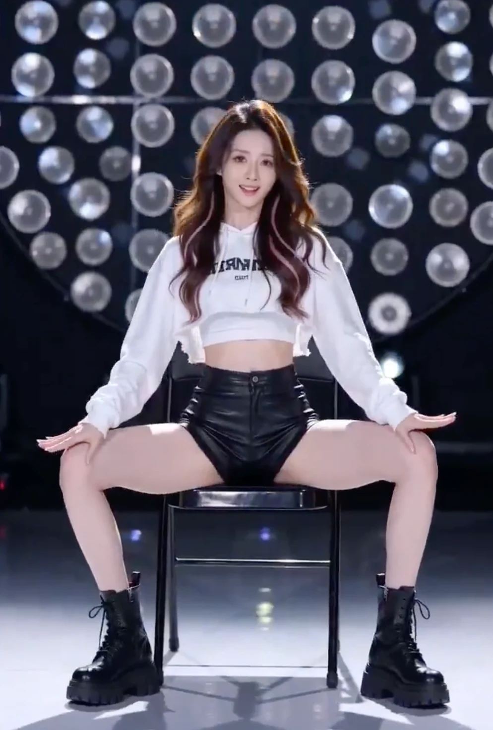 パウダーブラウンオムブレ スウィートでクールな少女の情熱的な椅子ダンス