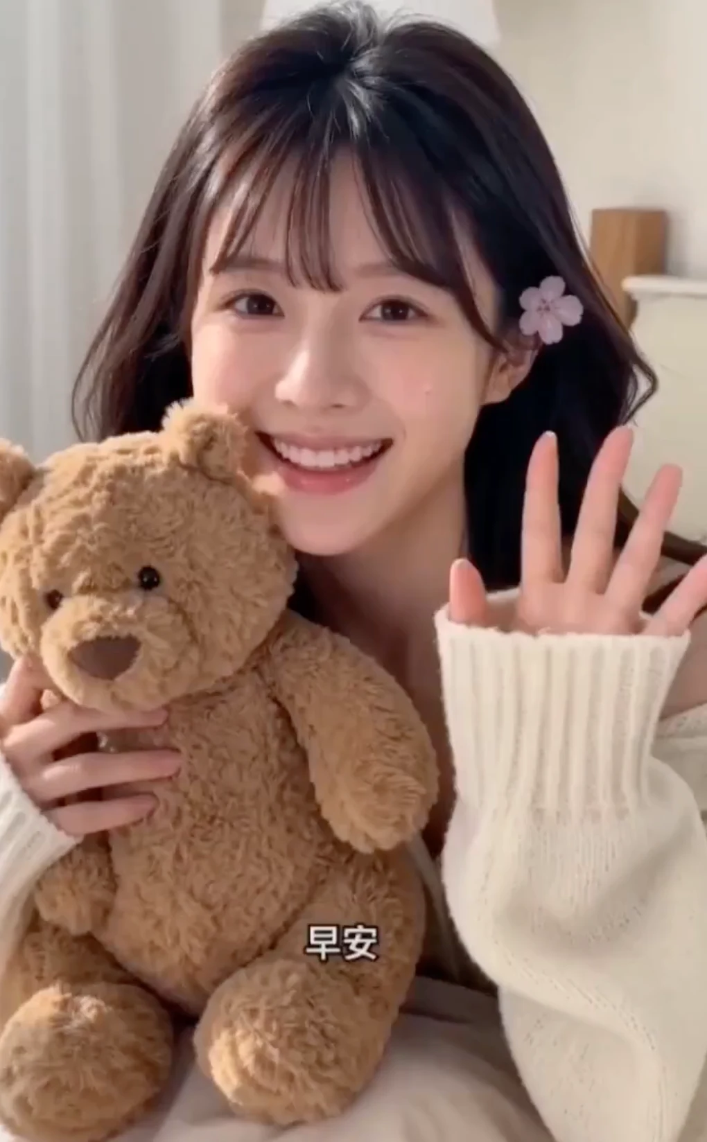 晨光中刚睡醒的慵懒甜美少女