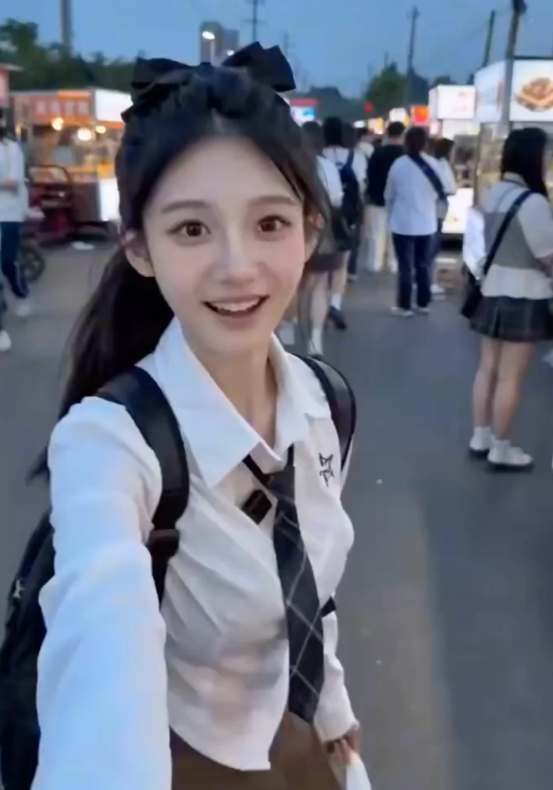 ナイトマーケットで、男友の視点から見た清純な学生服の彼女
