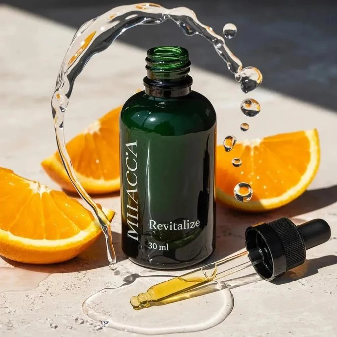 阳光下的奢华感：深绿玻璃瓶与鲜橙