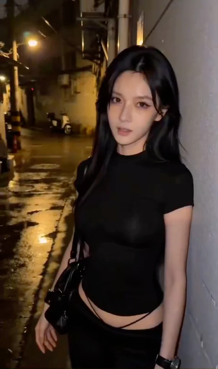 深夜小巷第一人称电影感写实大片