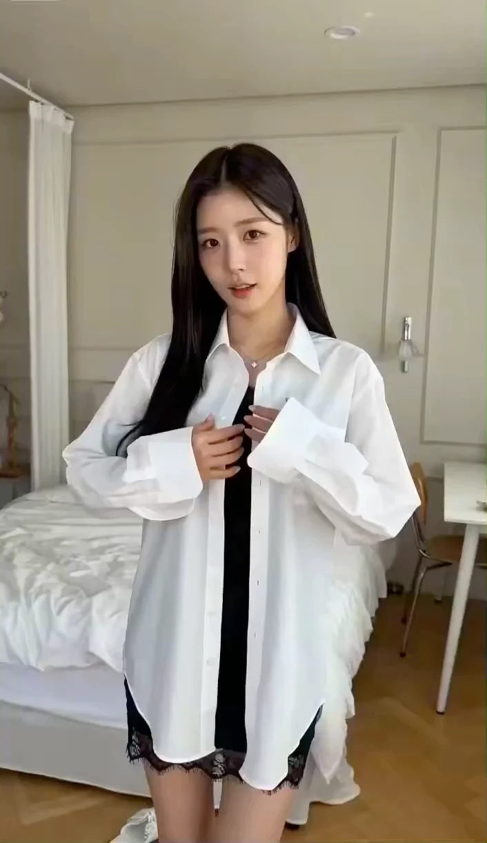 蕾丝短裙美女害羞捂住镜头的瞬间