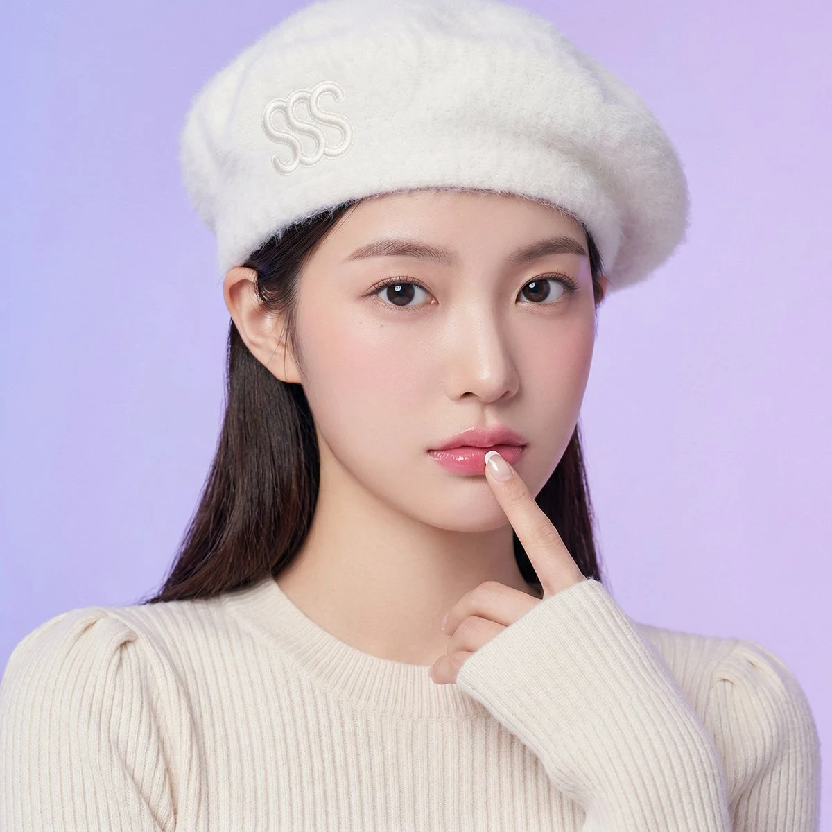 Jeune fille d'hiver innocente sous une lumière douce aux teintes violettes