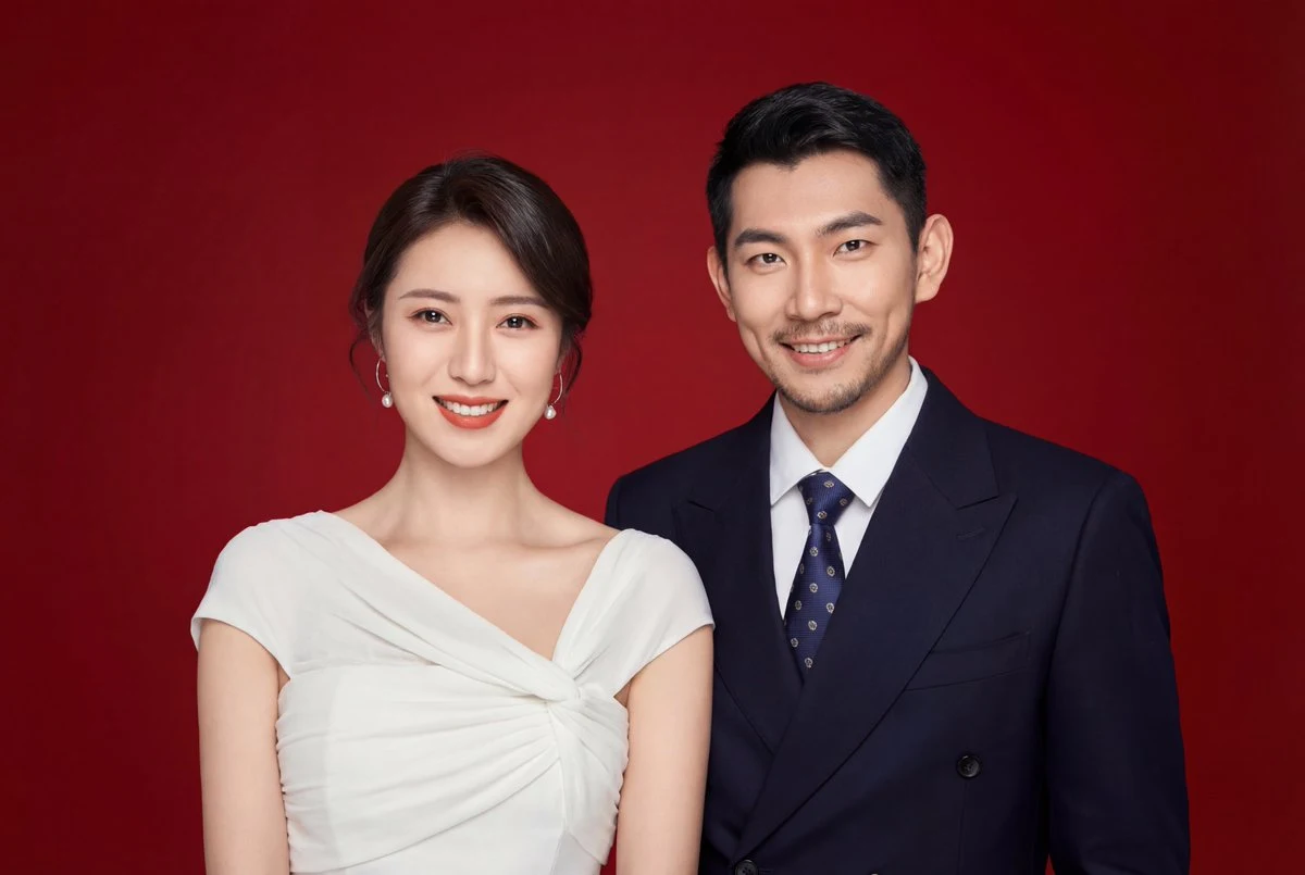 法式白裙与双排扣西装的唯美婚照