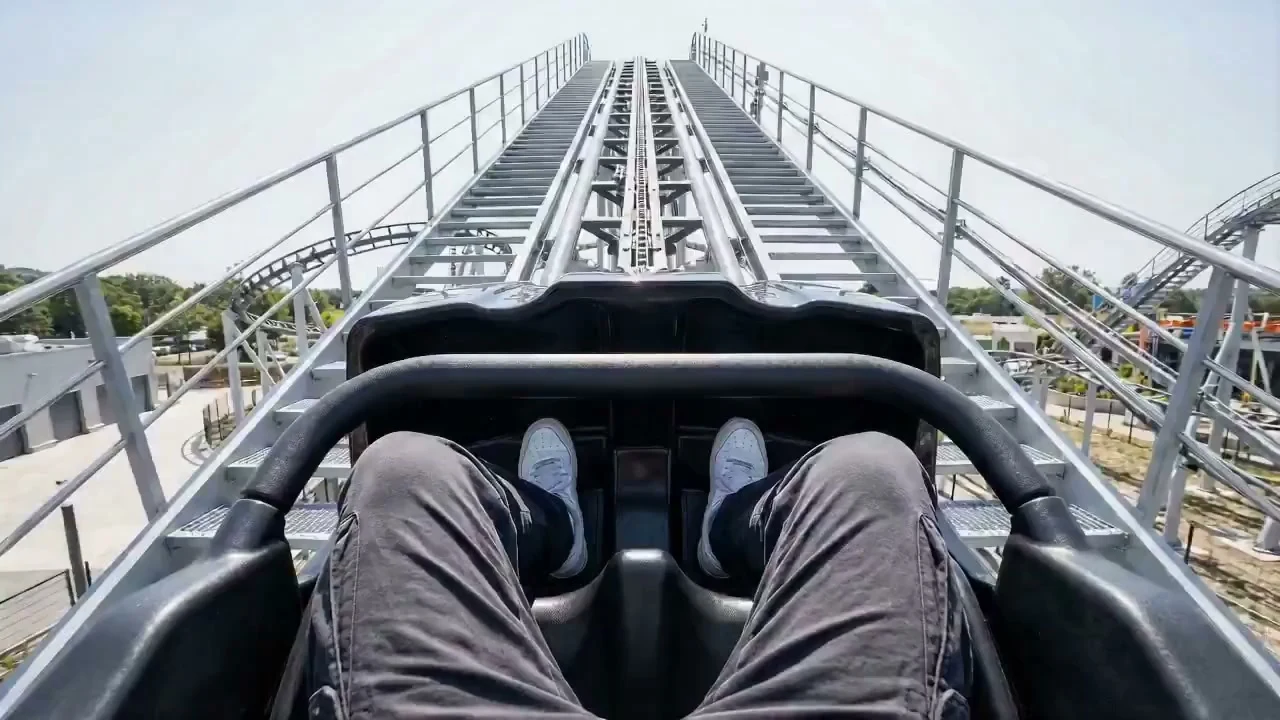 تجربة غامرة من منظور الشخص الأول في قطار الأقطار السريع بسرعة عالية