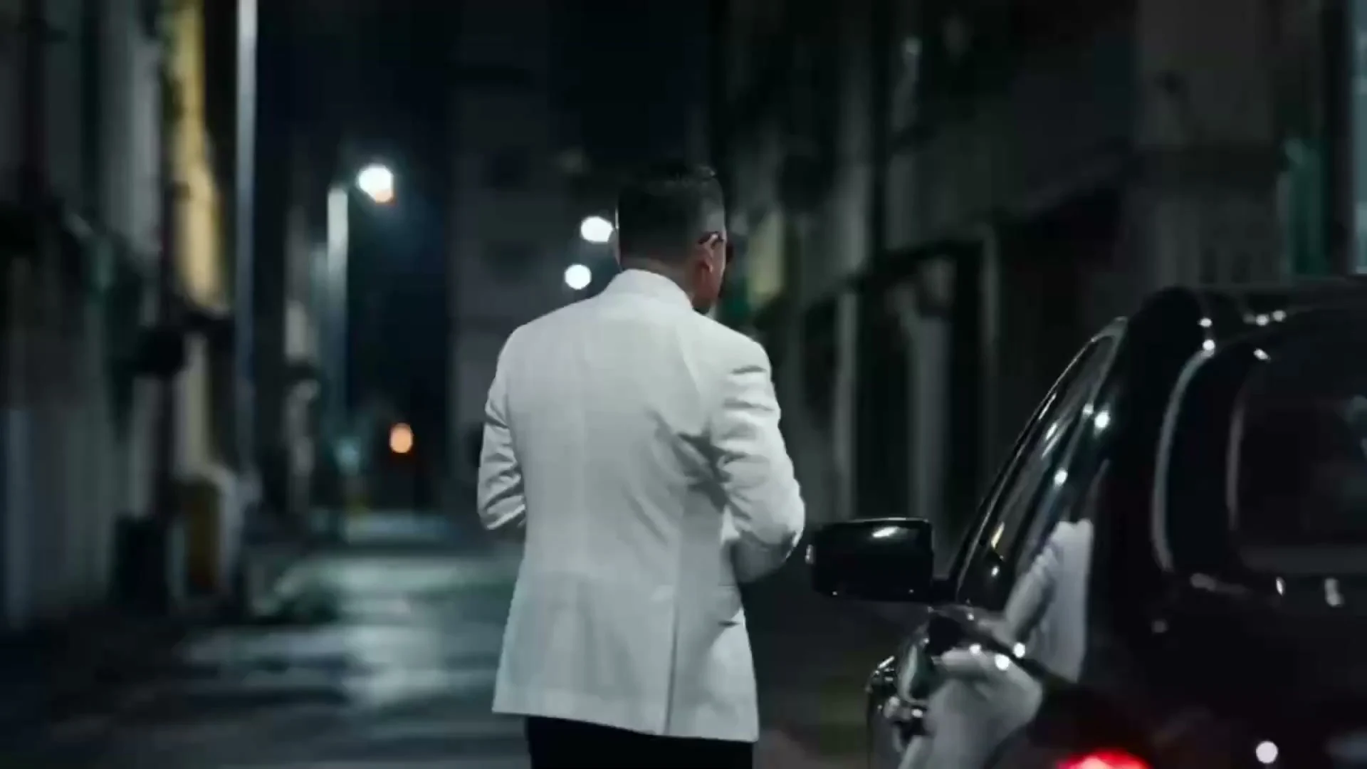 映画的なカットのペース、リズム、視点を切り替える。