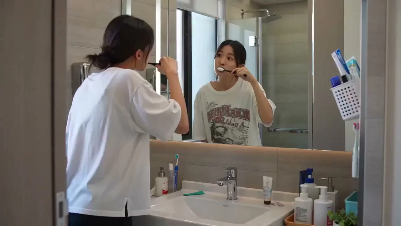 超写实伪纪录片风格的悬疑喜剧少女