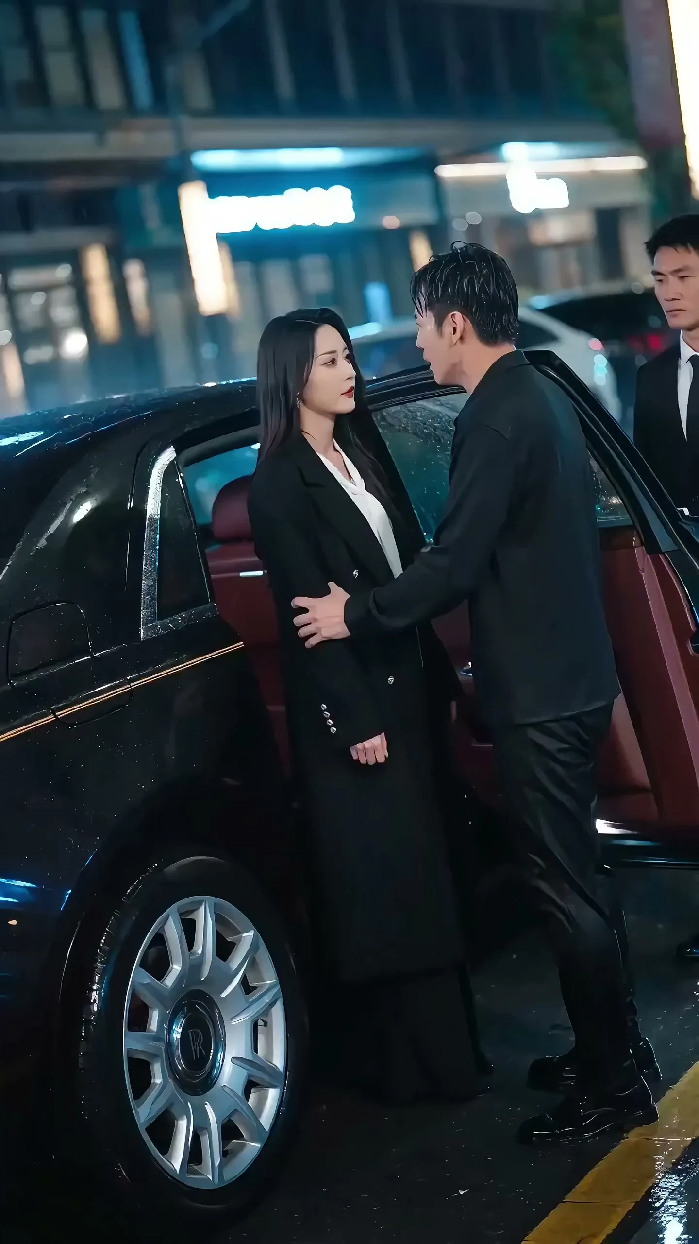 ليلة مطيرة: قصة حب مأساوية بين الأغنياء، تغادر طائر السمنة، ويتفكك الرجل الرئيسي في حالة انهيار عصبي.