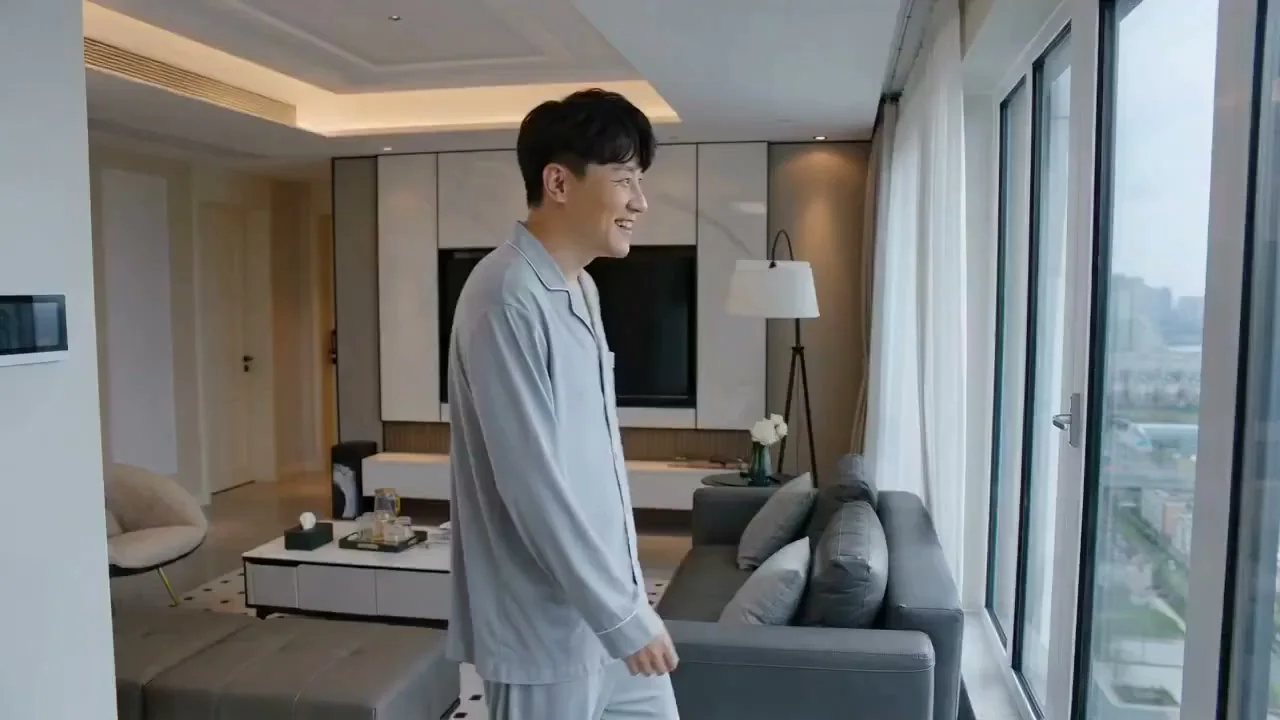 洋洋得意的丈夫举报门卫的瞬间