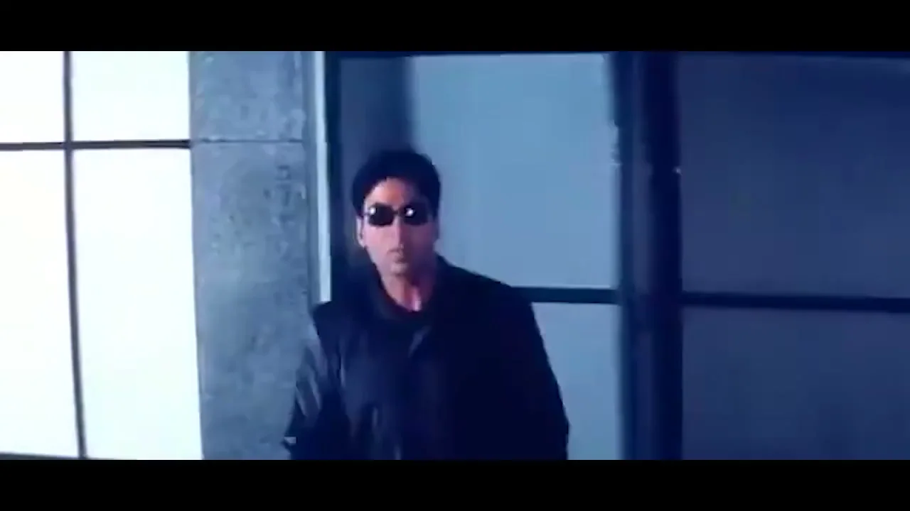 砕けた大理石の廊下でのアクセルクマールの銃撃戦の瞬間