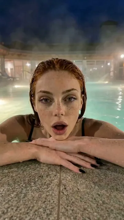 Confident monologue of a red-haired woman in the night-colored hot spring