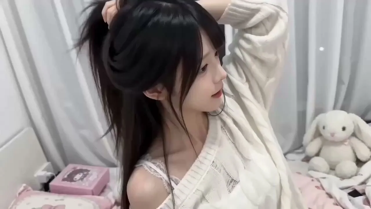 凌乱卧室中的纯欲少女随手拍