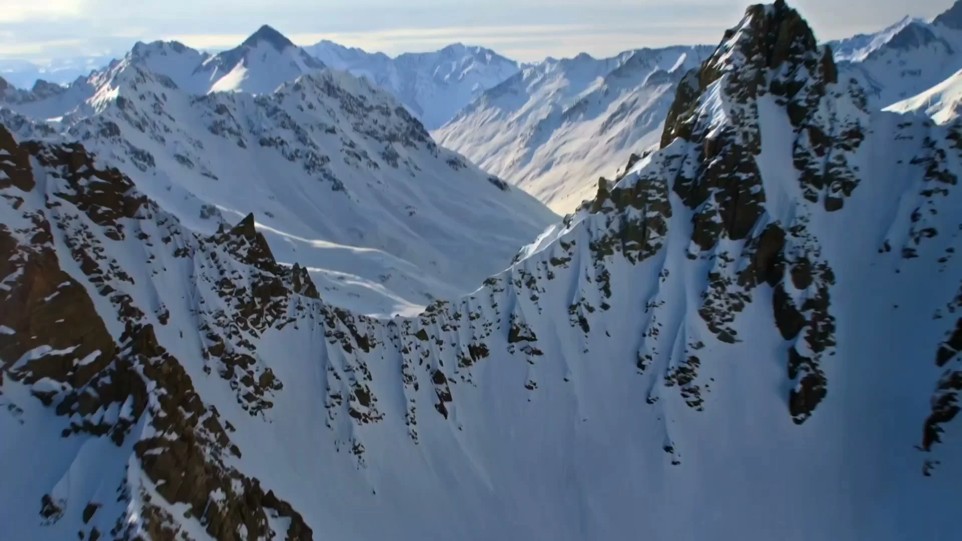 Vue aérienne extrême d'une avalanche qui poursuit un train
