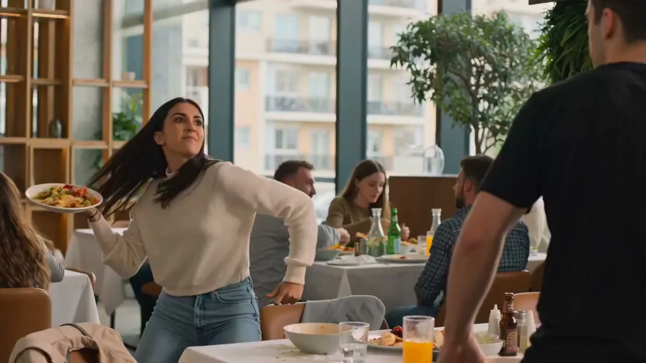 Le combat alimentaire dramatique qui éclate dans le restaurant désordonné en ralenti