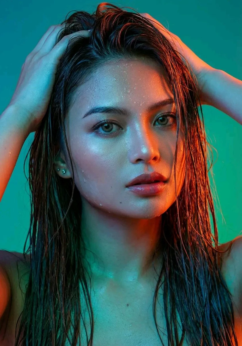 Portrait froid et élégant de cheveux humides sous des lumières orange et bleue contrastées