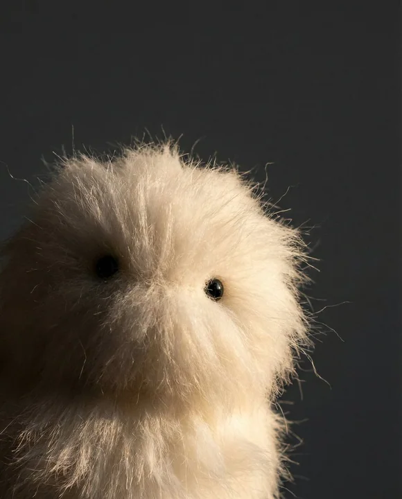 摩登学院风红发少女双重造型海报