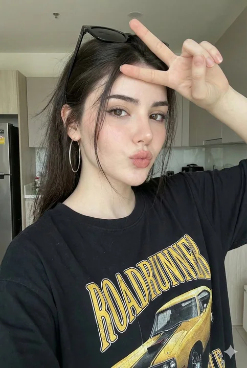 Селфи модной девушки улицы с задорно припухшими губами