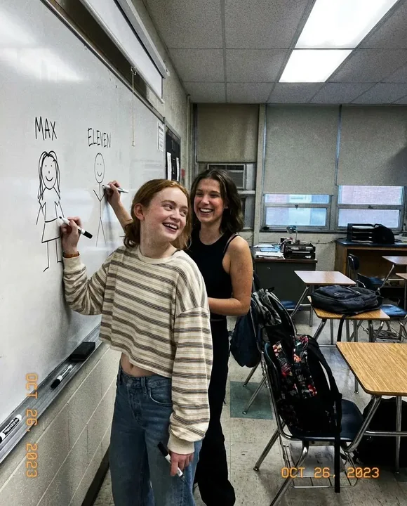 萨迪和米莉在教室里嬉笑涂鸦的模糊手机实况