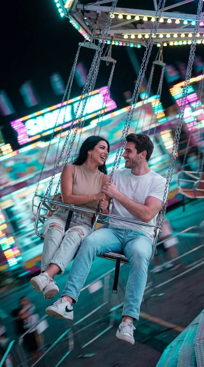 ネオンの光の下で、恋人たちが高所でふるさとを楽しむ