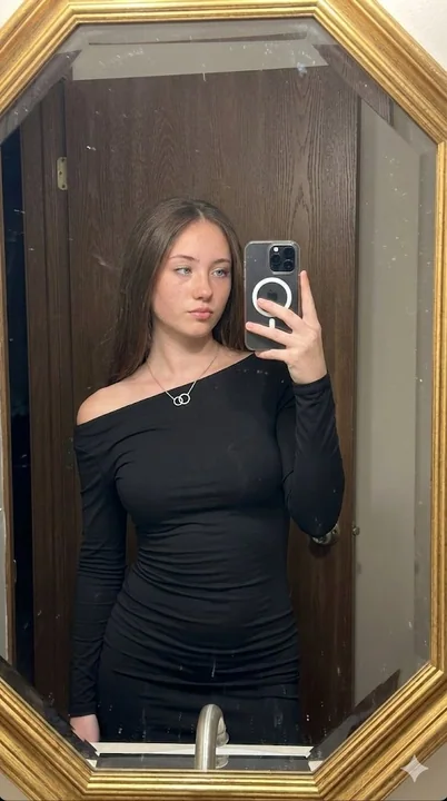 黒いタイトスカートの極めてリアルなバスルームの高解像度の鏡に向かってセルフィー