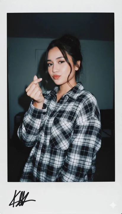 复古胶片感下的黑白格纹少女半心手势写真