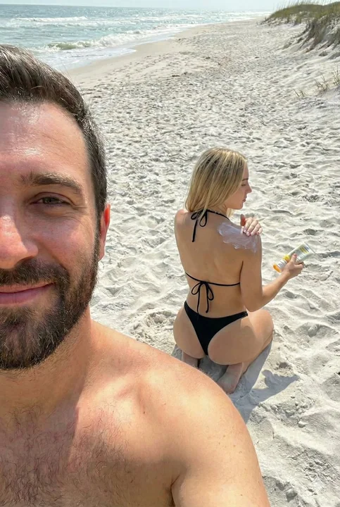 ボーイフレンド視点のハイレッグビキニ、金髪のセクシーな女の子、夏のリアルなセルフィー