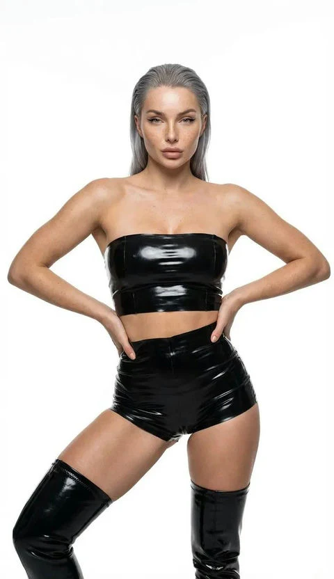 モノクロームの高級ファッションモデルの写真、極簡的な白背景に黒いラテックス素材を使用して撮影されています。