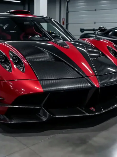 Динамические кадры суперкаров в искусстве быстрых теней и света