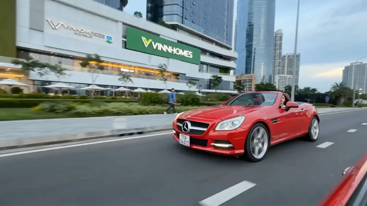 Rap rouge filant sur les berges de la rivière à Hô Chi Minh Ville